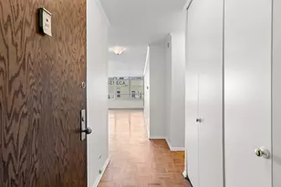 201 E Chestnut St, Chicago, IL 60611 - Photo 2