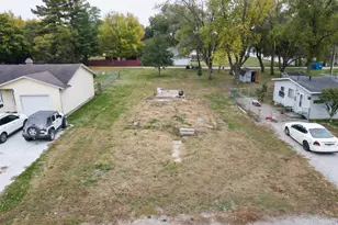 611 W Elm St, Hoopeston, IL 60942 - Photo 1