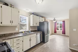 860 Parkway Ave, Elgin, IL 60120 - Photo 6