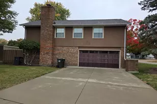 607 Greenridge Dr, Sterling, IL 61081 - Photo 2