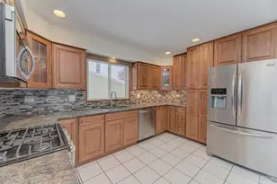 870 Longford Dr, Roselle, IL 60172 - Photo 10