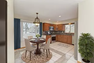 870 Longford Dr, Roselle, IL 60172 - Photo 6