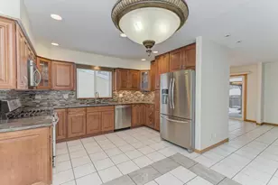 870 Longford Dr, Roselle, IL 60172 - Photo 8