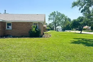 9405 S 76th Ct, Hickory Hills, IL 60457 - Photo 4