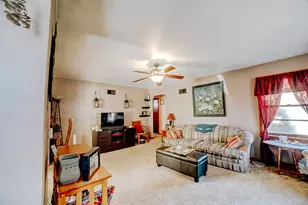 615 S 5th St, Watseka, IL 60970 - Photo 10