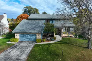 973 Duvall Dr, Woodstock, IL 60098 - Photo 4