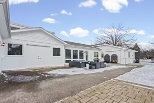 2390 White Oak Dr, Northbrook, IL 60062 - Photo 6