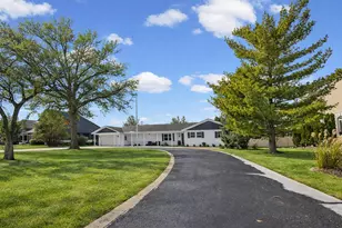 2390 White Oak Dr, Northbrook, IL 60062 - Photo 4