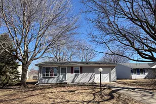 614 Creve Coeur Dr, Champaign, IL 61822 - Photo 2