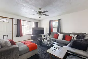 614 Creve Coeur Dr, Champaign, IL 61822 - Photo 4