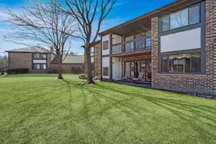 5835 Doe Cir, Westmont, IL 60559 - Photo 2