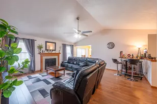 726 Golden Prairie Dr, Davis Junction, IL 61020 - Photo 4