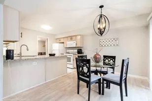 434 Locksley Dr, Streamwood, IL 60107 - Photo 4