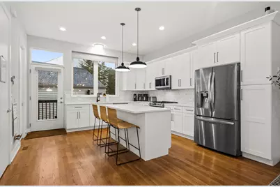 4419 W Waveland Avenue, Chicago, IL 60641 - Photo 2