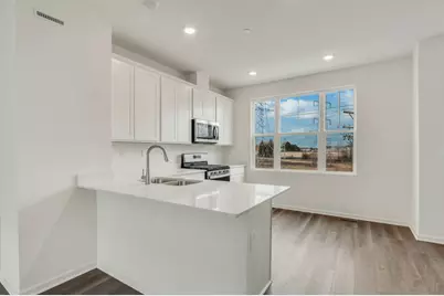 585 Yosemite Way, Mundelein, IL 60060 - Photo 4