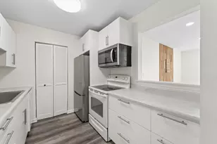 900 N Lakeside Dr, Vernon Hills, IL 60061 - Photo 10