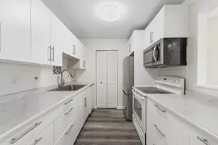 900 N Lakeside Dr, Vernon Hills, IL 60061 - Photo 8