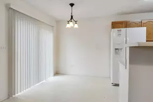 1204 Colonial Ave, Bloomington, IL 61701 - Photo 4