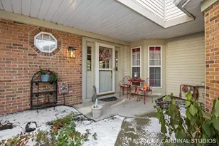 341 Cimarron Rd E, Lombard, IL 60148 - Photo 2