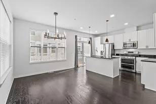 821 Lexington Cir E, Des Plaines, IL 60016 - Photo 2