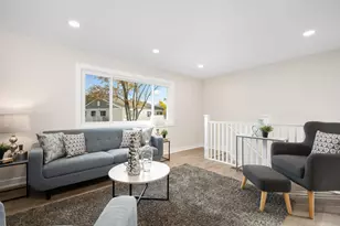 823 Cambridge Pl, Wheeling, IL 60090 - Photo 4