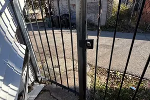 927 W 53rd Pl, Chicago, IL 60609 - Photo 2