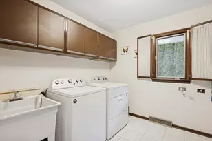 28 Concord Dr, Oak Brook, IL 60523 - Photo 16