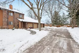 655 Waverly Dr, Elgin, IL 60120 - Photo 2