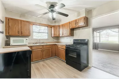 934 E Garden Street, Dekalb, IL 60115 - Photo 6