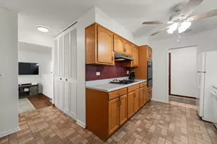 6812 Wainwright Dr, Woodridge, IL 60517 - Photo 10