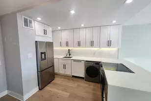 1560 N Sandburg Terrace, Chicago, IL 60610 - Photo 2