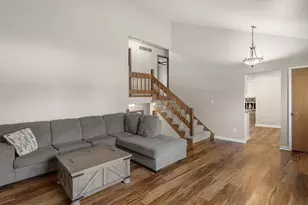 310 N Huntington Dr, McHenry, IL 60050 - Photo 6