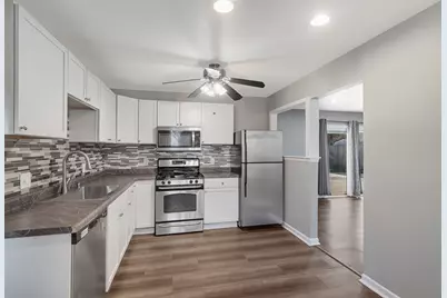 310 N Huntington Drive, McHenry, IL 60050 - Photo 2