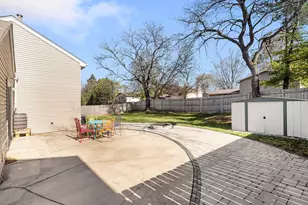 310 N Huntington Dr, McHenry, IL 60050 - Photo 16