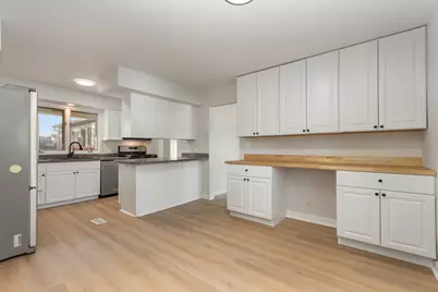 2424 E Thornwood Drive, Lindenhurst, IL 60046 - Photo 6