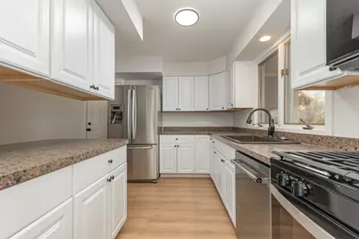 2424 E Thornwood Drive, Lindenhurst, IL 60046 - Photo 8