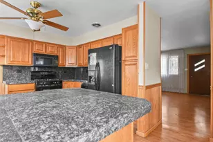 8766 S 83rd Ct, Hickory Hills, IL 60457 - Photo 4