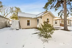 453 S Dearborn Ave, Bradley, IL 60915 - Photo 2
