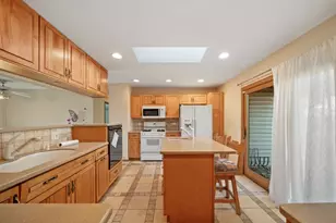 6623 Patton Dr, Woodridge, IL 60517 - Photo 2