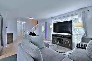 658 Claridge Cir, Hoffman Estates, IL 60169 - Photo 8