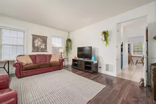 908 S Arlington Dr, Round Lake, IL 60073 - Photo 4