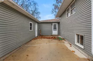 807 S Hamilton St, Monticello, IL 61856 - Photo 8