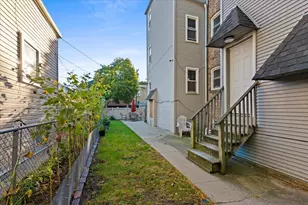 2520 W Belle Plaine Ave, Chicago, IL 60618 - Photo 10