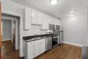 2520 W Belle Plaine Ave, Chicago, IL 60618 - Photo 2