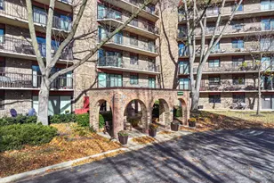 35 S Baybrook Dr, Palatine, IL 60074 - Photo 2