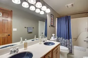 5585 Woodcrest Dr, Quincy, IL 62305 - Photo 14