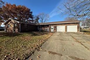 21 Colonial Dr, Clifton, IL 61727 - Photo 2
