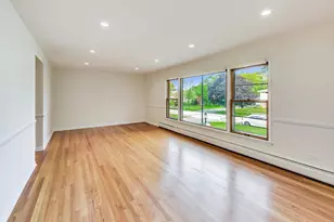 16W674 56th Pl, Clarendon Hills, IL 60514 - Photo 4