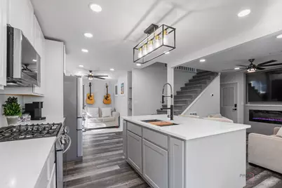 68 E Lakeview Avenue, Round Lake Beach, IL 60073 - Photo 10