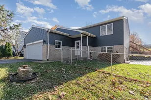 135 Lotus Dr, Lakemoor, IL 60051 - Photo 1